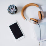 escritorio con cascos de musica y telefono movil