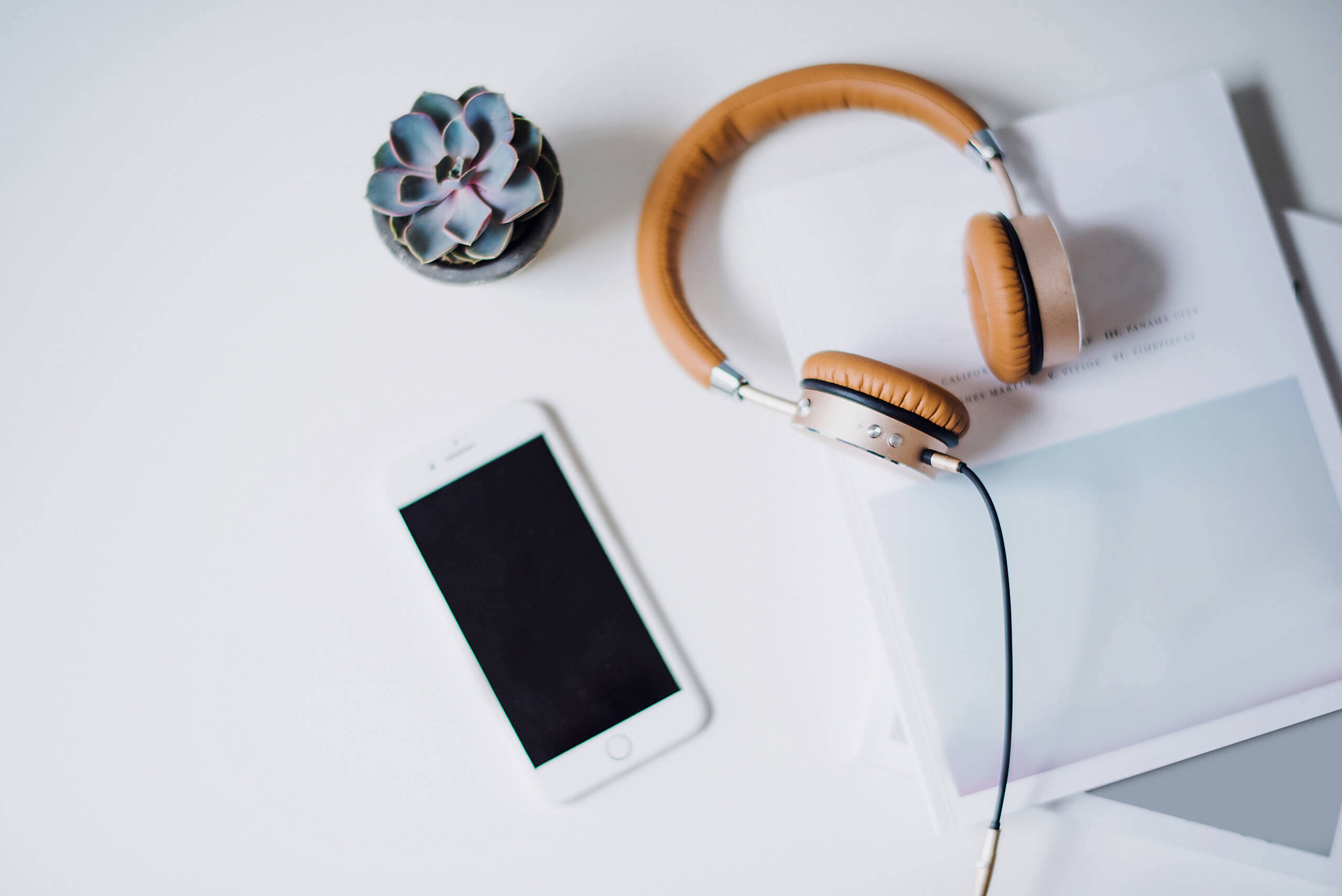 escritorio con cascos de musica y telefono movil