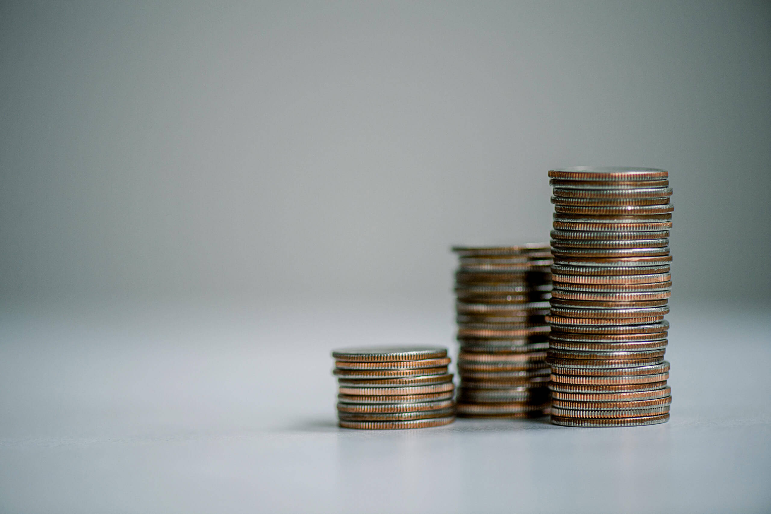 3 montones de monedas